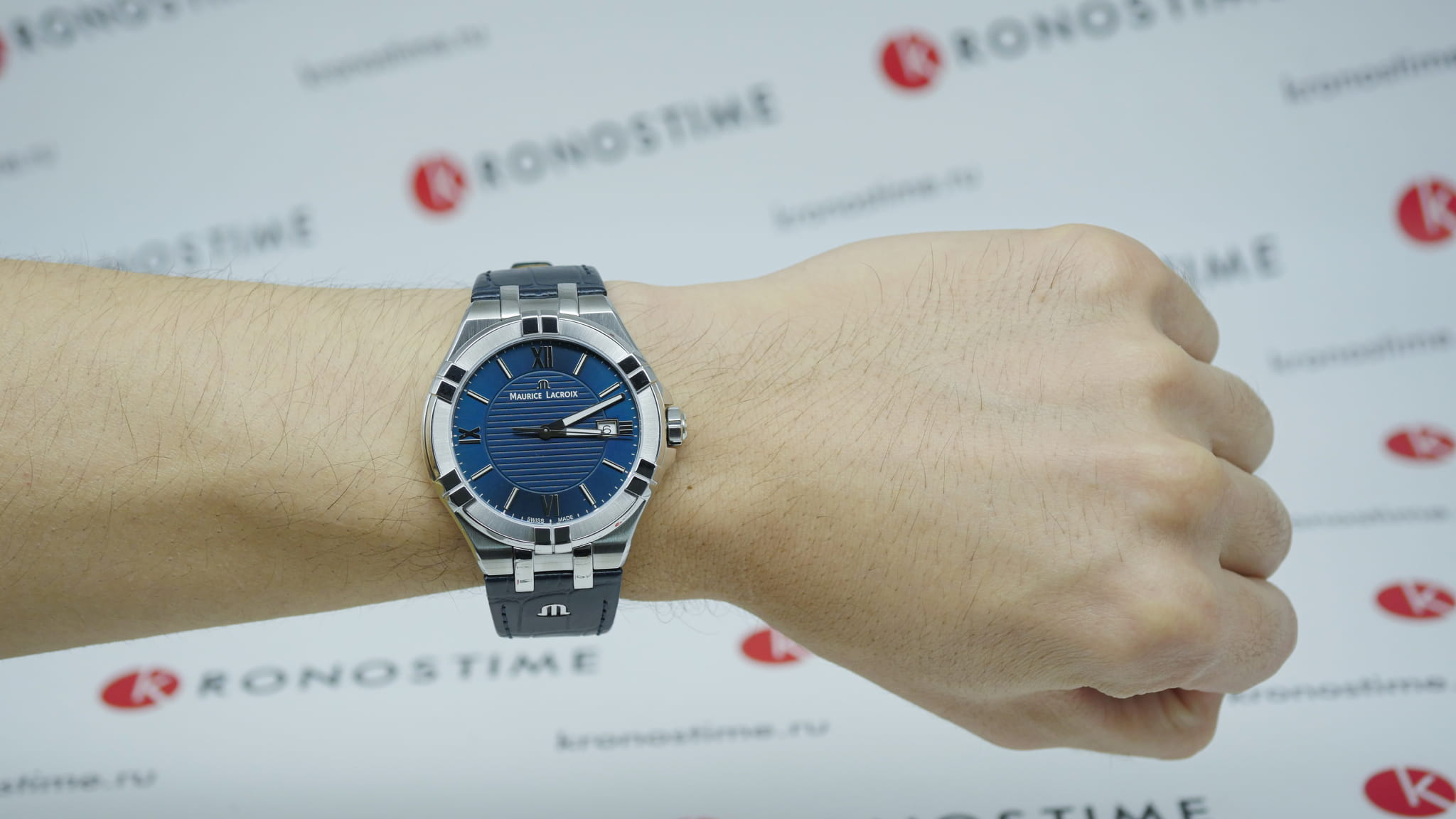 Maurice Lacroix AI1008-SS001-430-1 мужские часы застежка крупным планом